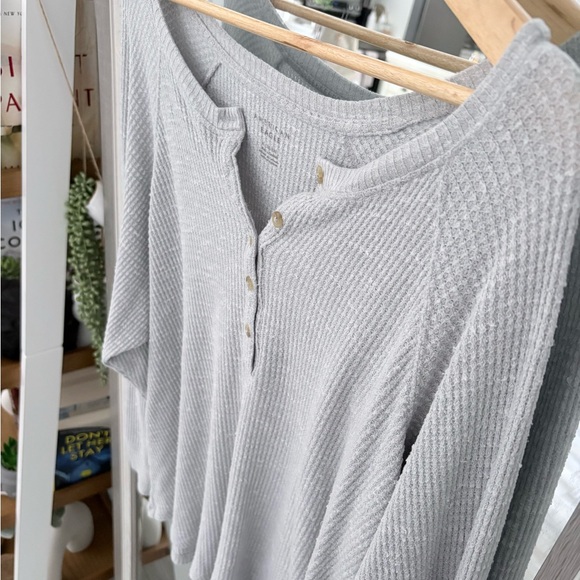 AE gray Henley top - Picture 3 of 4